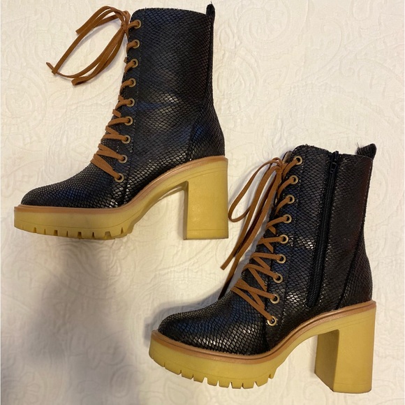 Oasis Society/ size 6/ lace up healed combat boot. - Picture 2 of 8